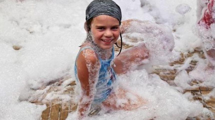 Teknede Köpük Köpük Eğlence