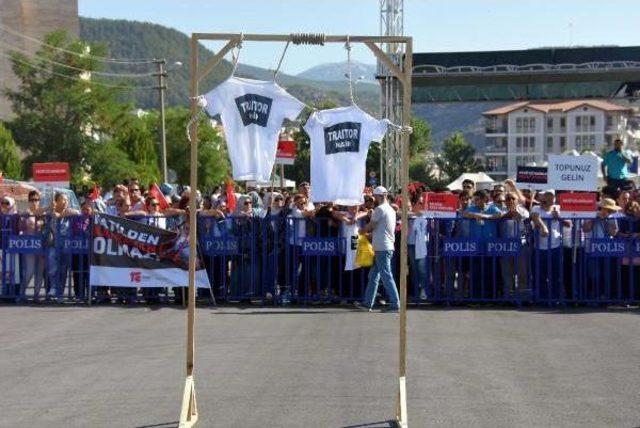 'hero'ya Karşı 'traitor' Tişörtü