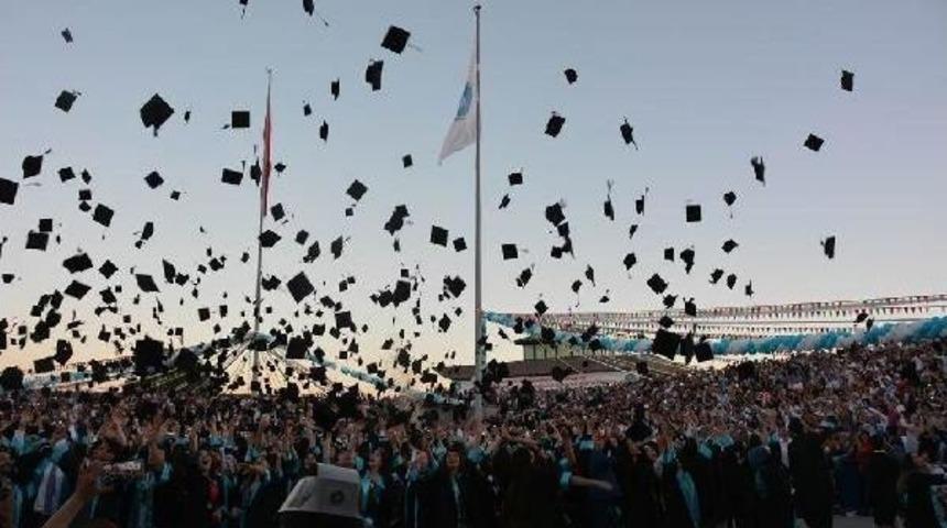 &Ouml;mer Halisdemir &Ouml;ğrencileri Kep Fırlattı