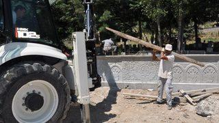 Simav’da Mezarlıkların Duvarları Yenileniyor