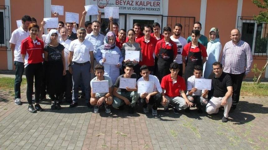 Beyaz Kalpler&rsquo;de 17 &Ouml;ğrenciye Sertifika