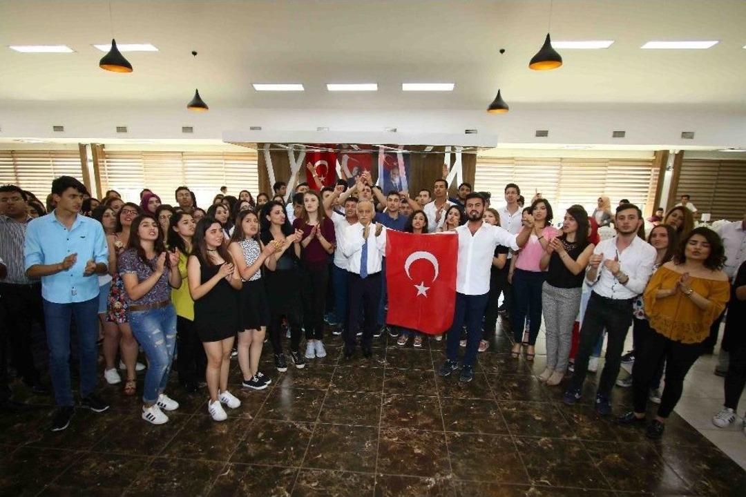 Bayraklı&rsquo;da Başarılı &Ouml;ğrencilere Burs Desteği