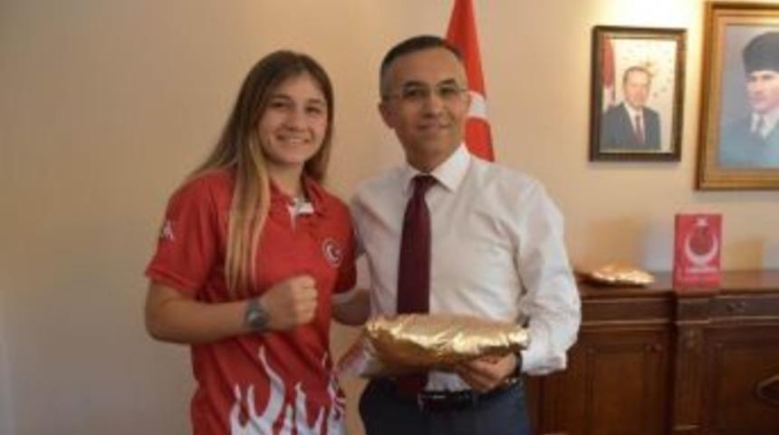 Vali &Ccedil;eber, Avrupa İkincisi &Ccedil;ağla Alu&ccedil;&rsquo;u Kabul Etti.