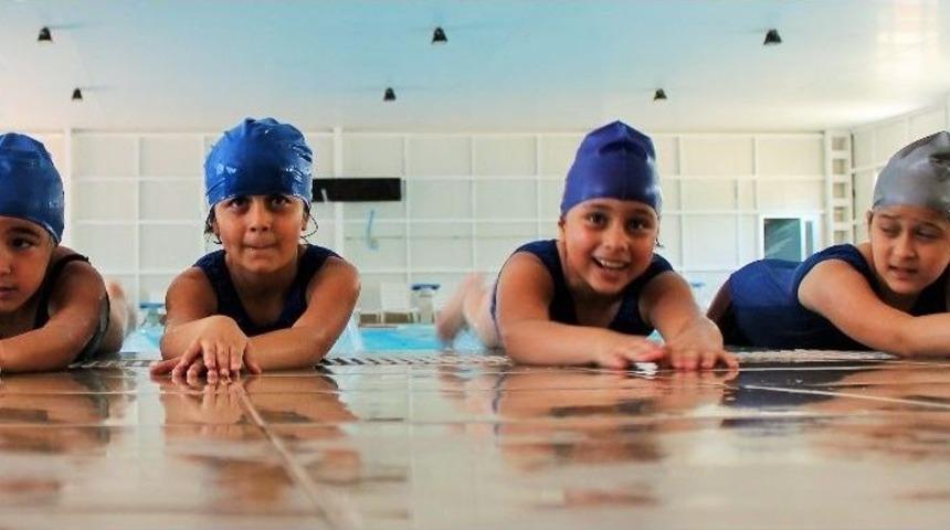 &Ccedil;ocuklar Ve Kadınlar Y&uuml;zme &Ouml;ğreniyor