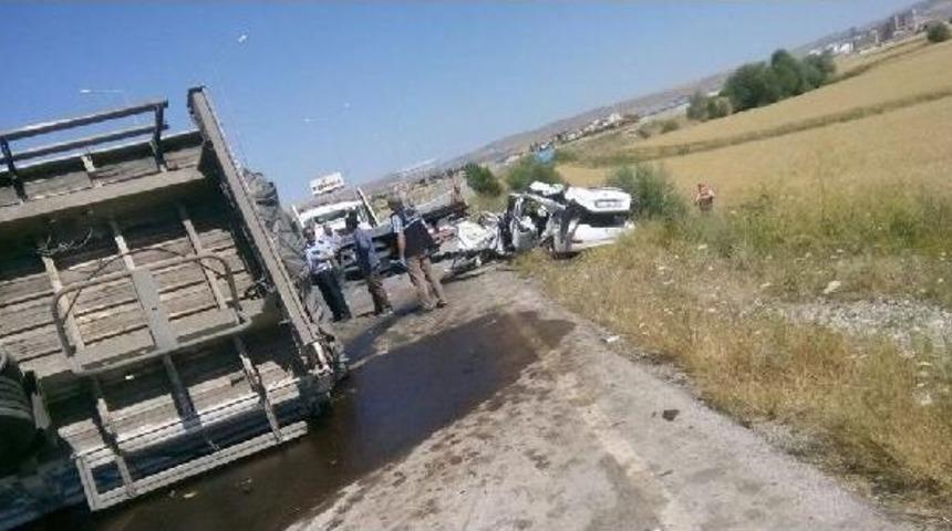 Tır, Otomobil Ile &Ccedil;arpıştı : 3 &Ouml;l&uuml; 2 Yaralı