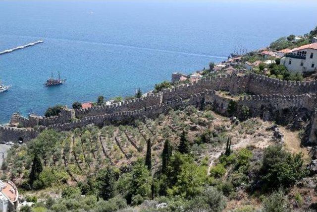 Alanya Kalesi'nde Engelliler Için Yaya Yolu