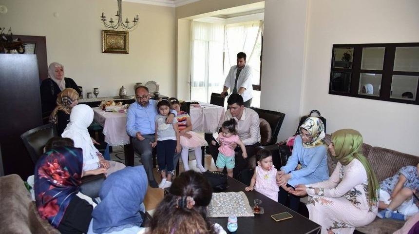 Başkan &Uuml;z&uuml;lmez Şehit Ailelerini Ziyaret Etti