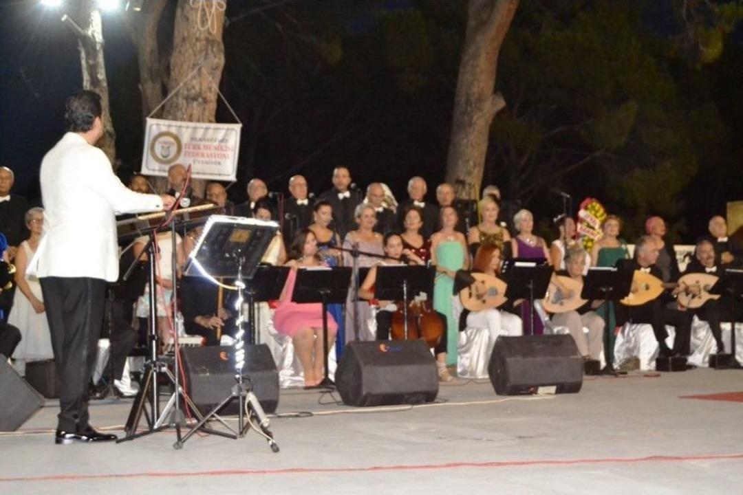 Ayvalık Belediyesi Mesut Duran Derneği Korosu G&ouml;n&uuml;lleri Fethetti