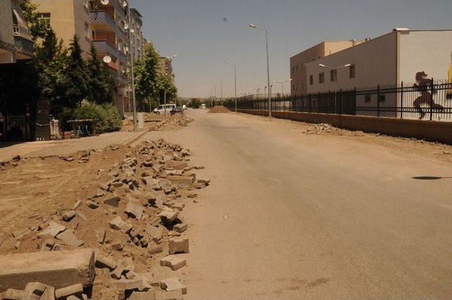 Kayapınar’da Bozuk Yol Ve Kaldırımsız Cadde Kalmayacak