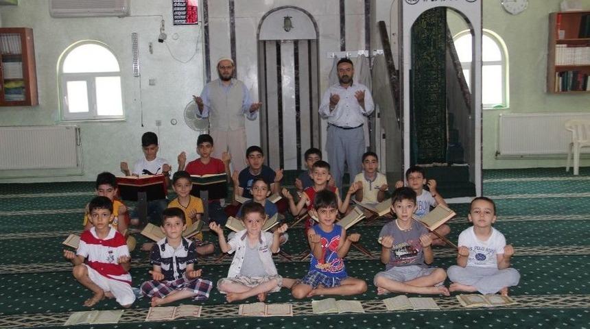 &Ccedil;ocuklar 15 Temmuz Şehitleri İ&ccedil;in Dua Okudu