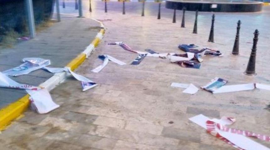 15 Temmuz Afişlerini Par&ccedil;alayan 3 Kişi G&ouml;zaltına Alındı