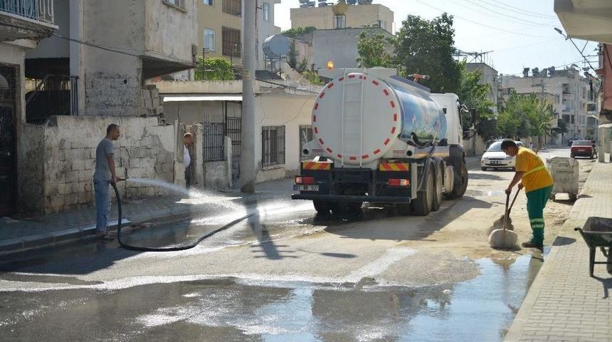 Akdeniz Belediyesi Mahallerde Temizlik &Ccedil;alışmalarını S&uuml;rd&uuml;r&uuml;yor