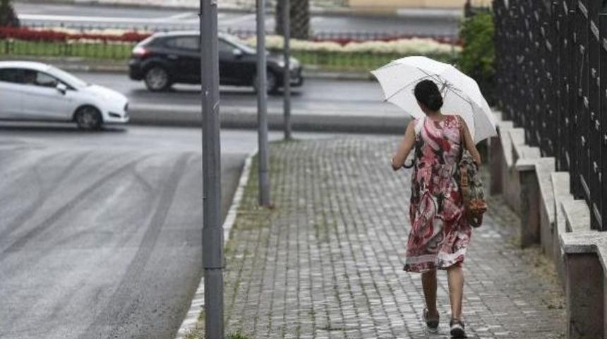 - Saat 10.00.. İstanbul'da G&uuml;nd&uuml;z Geceye D&ouml;nd&uuml;; Yağmur Başladı