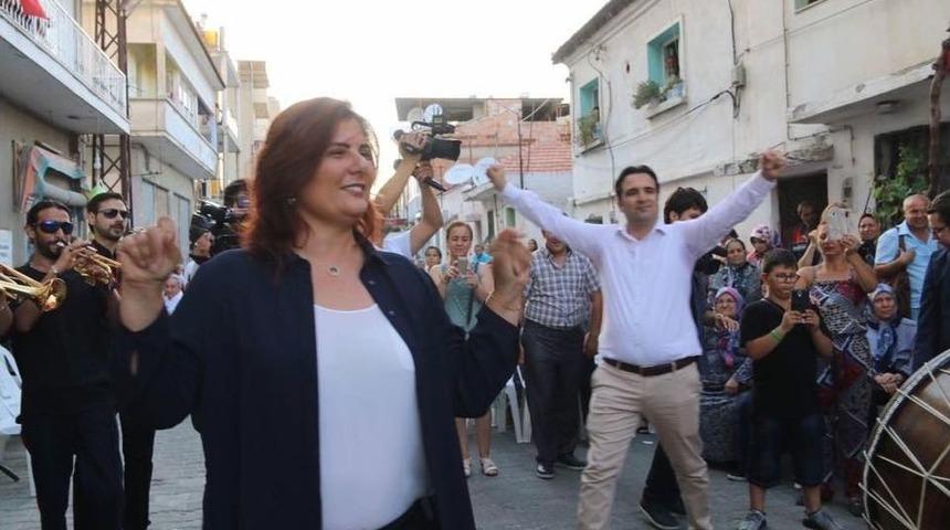 Gen&ccedil; &Ccedil;ifte S&uuml;rpriz Yapan Başkan &Ccedil;er&ccedil;ioğlu Zeybek Oynadı