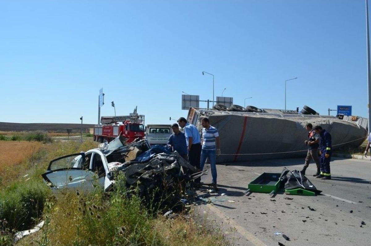 &Ccedil;orum&rsquo;da Otomobil Ve Tır &Ccedil;arpıştı: 3 &Ouml;l&uuml;, 2 Yaralı
