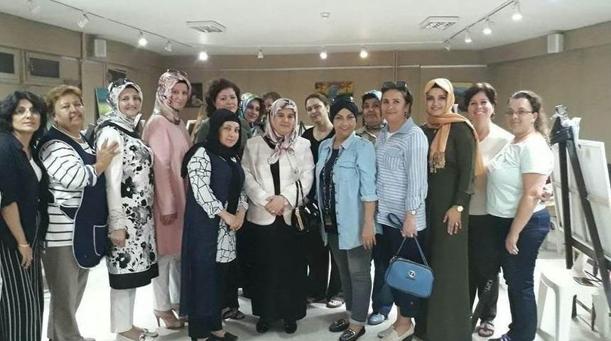 M&uuml;nevver Nayir, Kent Konseyi K&uuml;lt&uuml;r Ve Sanat Merkezi Sanat&ccedil;ılarının Eserlerine Hayran Kaldı