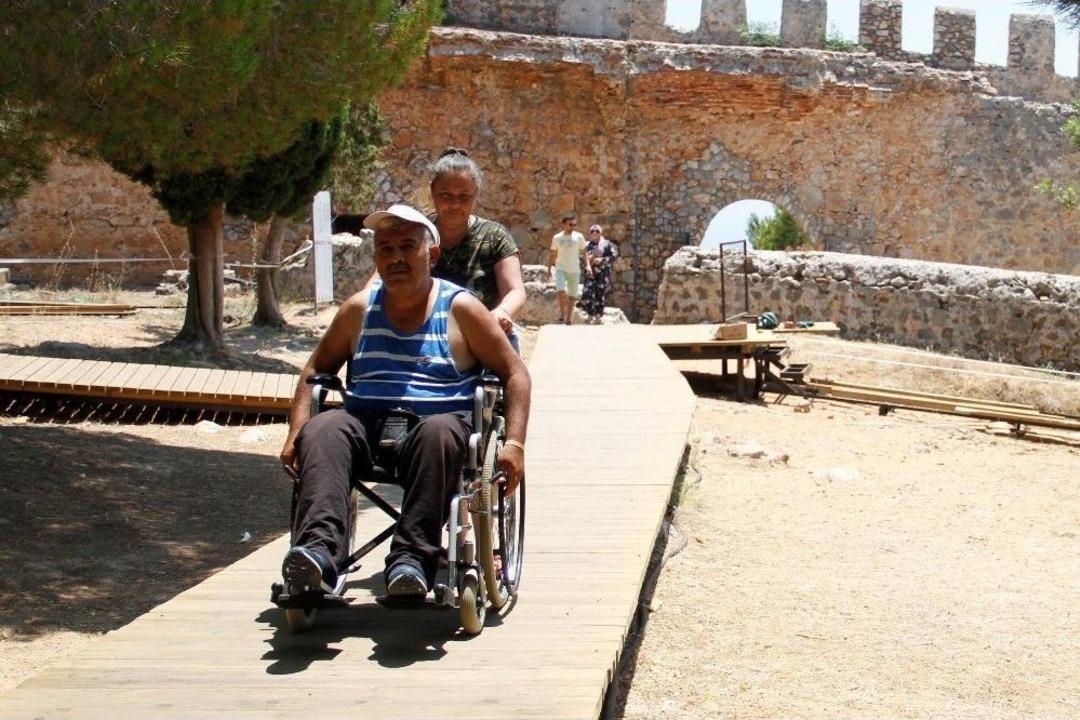 T&uuml;rkiye&rsquo;de İlk Defa Bir Kalede Tahta Zeminden Y&uuml;r&uuml;y&uuml;ş Yolları Yapılıyor