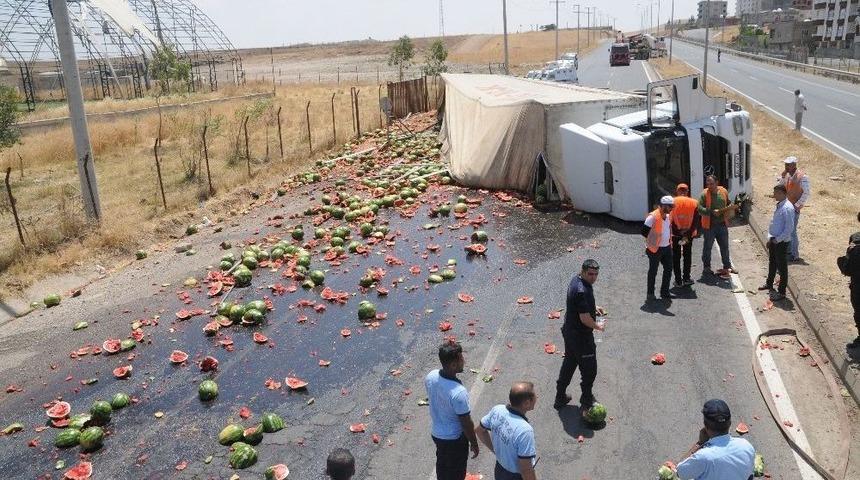 Cizre&rsquo;de Karpuz Y&uuml;kl&uuml; Tır Devrildi