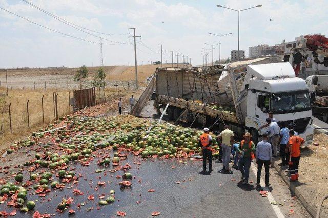 Cizre’de Karpuz Yüklü Tır Devrildi