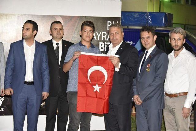 Manisa’da Ak Parti’li Gençler Emanetlerini Aldı