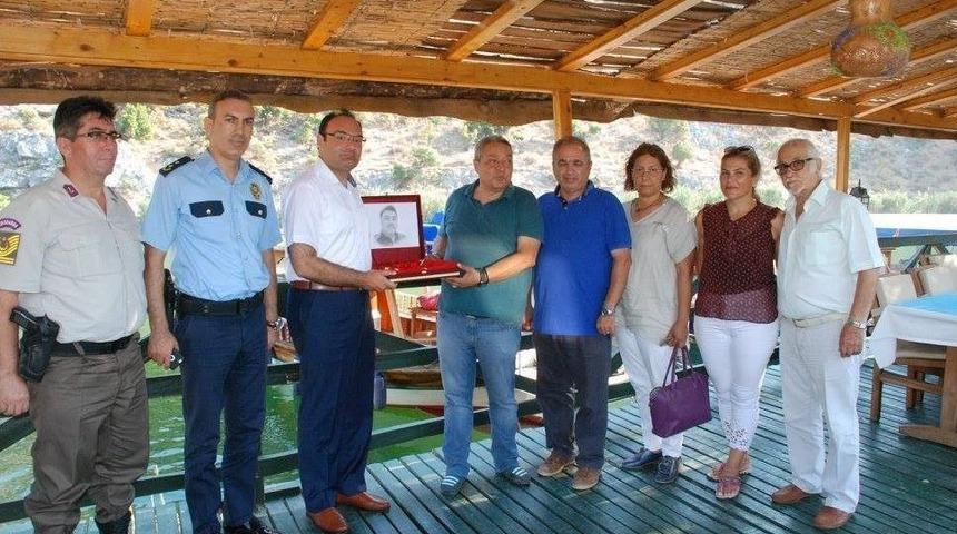 Kaymakam Demirkale, 15 Temmuz Şehidinin Kardeşine T&uuml;rk Bayrağı Hediye Etti