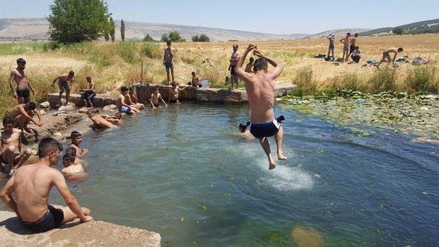 Gaziantep&rsquo;te Sıcaktan Bunalan Gen&ccedil;ler Karapınar G&ouml;l&uuml;ne Koşuyor 2