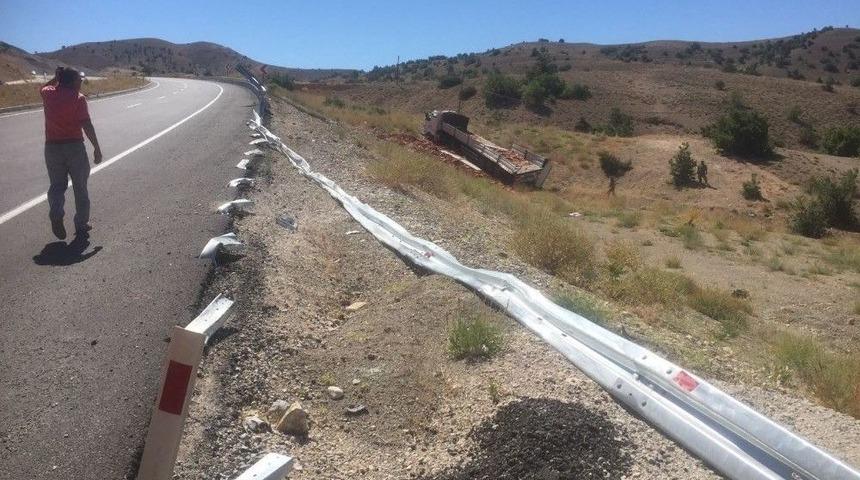 Tır Şarampole Yuvarlandı