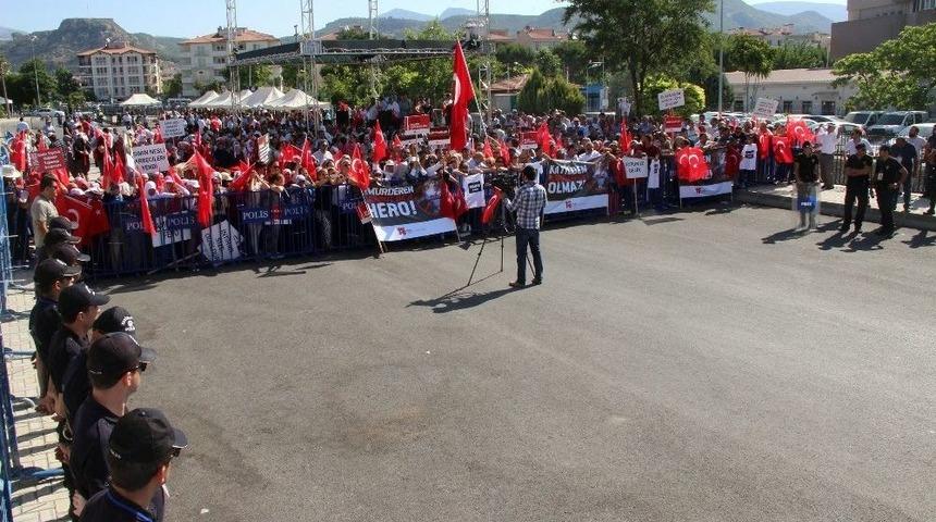 &lsquo;hero&rsquo; Tiş&ouml;rt&uuml;ne &lsquo;traitor&rsquo; Tiş&ouml;rt&uuml; İle Karşılık Verdiler