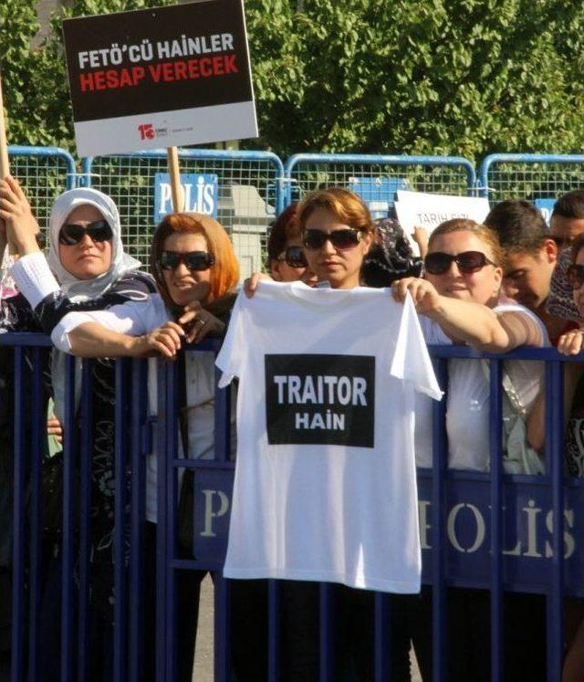 ‘hero’ Tişörtüne ‘traitor’ Tişörtü İle Karşılık Verdiler