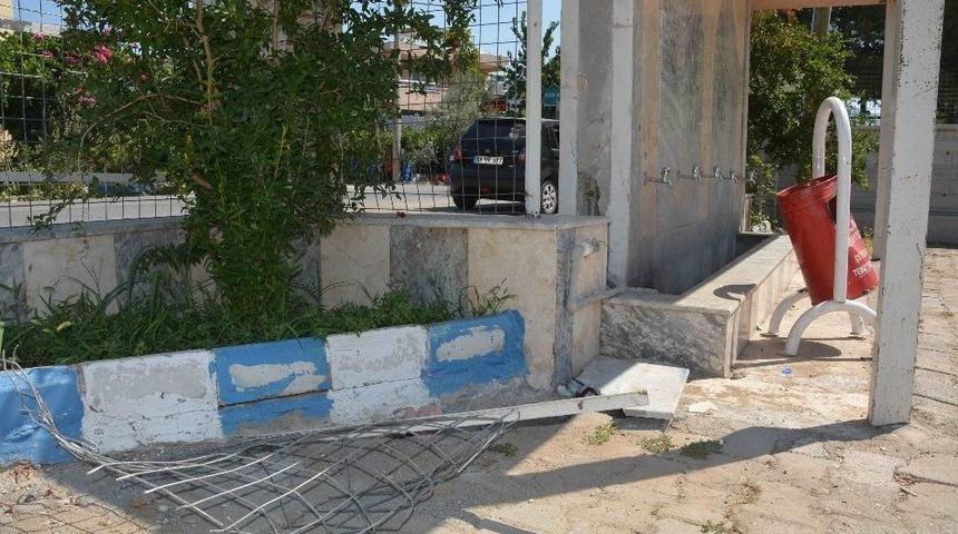 Ortaca&rsquo;da Okulun Demir &Ccedil;itlerini Ve Asma Kilidini Kırdılar