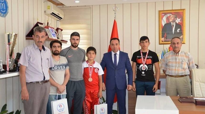 Başarılı Kick Boks Sporcularına &Ouml;d&uuml;l