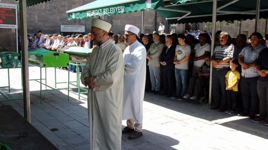 Sakarya&rsquo;da &Ouml;ld&uuml;r&uuml;len Emani El-rahmun Ve Bebeği İ&ccedil;in Gıyabi Cenaze Namazı Kılındı