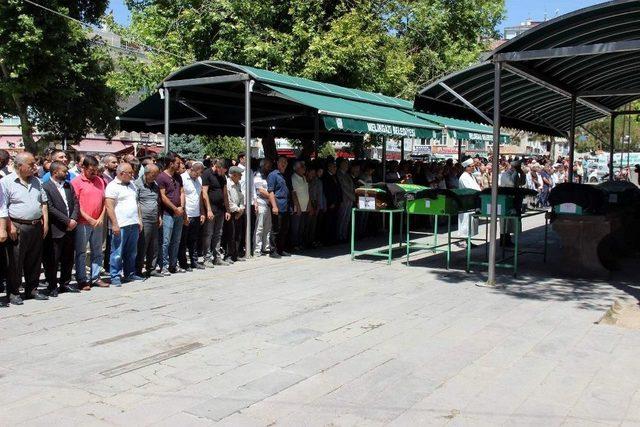 Sakarya&rsquo;da &Ouml;ld&uuml;r&uuml;len Emani El-rahmun Ve Bebeği İ&ccedil;in Gıyabi Cenaze Namazı Kılındı 1