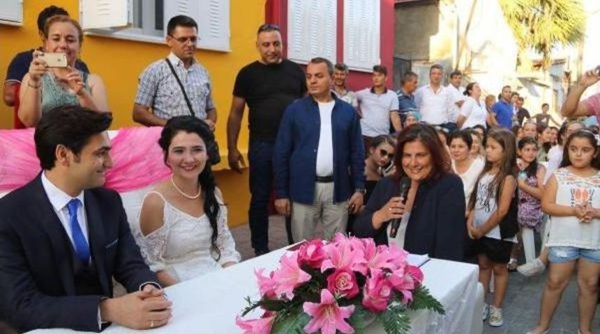 &Ouml;nce Nikah Kıydı, Sonra Zeybek Oynadı