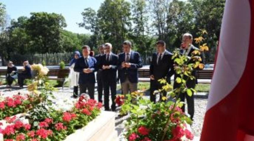 Meb M&uuml;steşarı Tekin&rsquo;den 15 Temmuz Şehitlerinin Kabrine Ziyaret