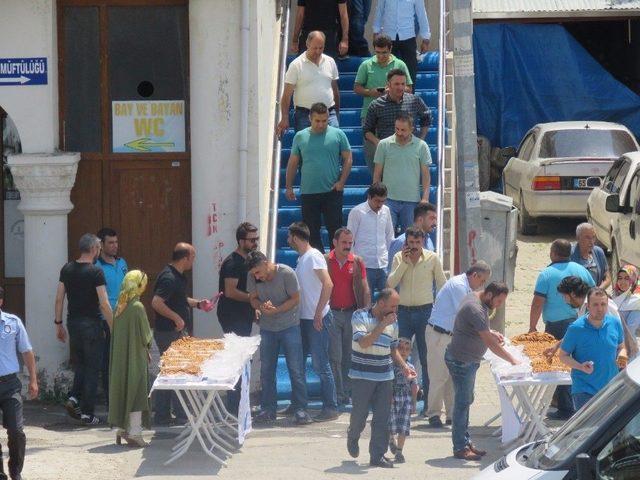 Edremit’te Şehitler Anısına Simit Ve Gül Lokumu Dağıtıldı