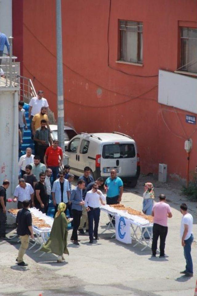 Edremit’te Şehitler Anısına Simit Ve Gül Lokumu Dağıtıldı