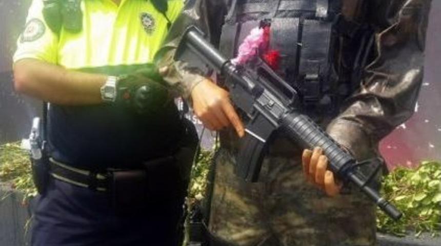 (&ouml;zel Haber)-beyoğlu&rsquo;nda G&ouml;revli Trafik Polisi Hakan Elbistanlı, 15 Temmuz Şehidi &Ouml;mer Halisdemir Heykelinin Elini &Ouml;pt&uuml;