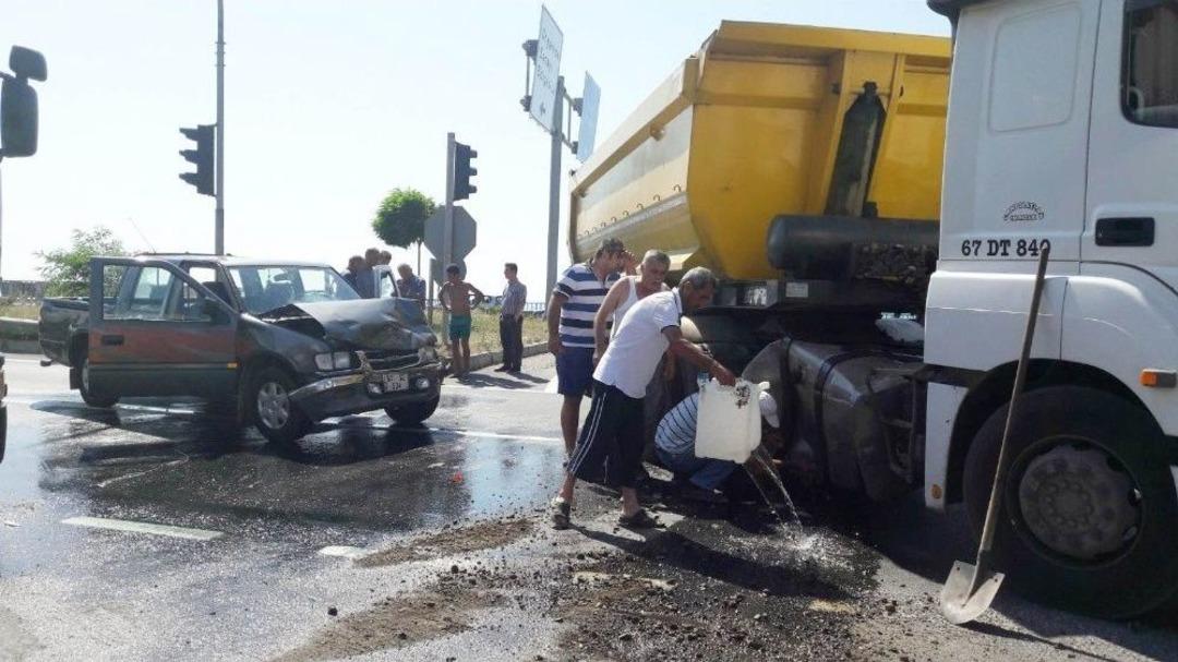 Kamyonetle Tır &Ccedil;arpıştı: 2 Yaralı