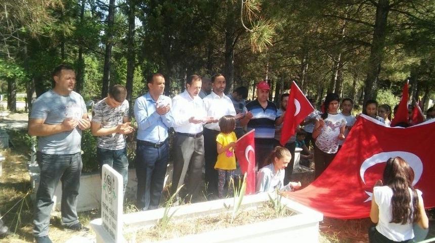 Kuran Kursu &Ouml;ğrencilerinden Şehitlik Ziyareti