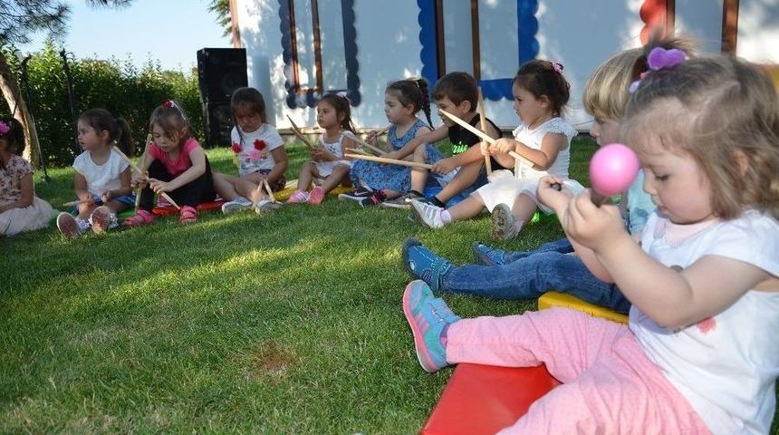 Minikler M&uuml;zikler Eşliğinde Hem &Ouml;ğreniyor, Hem De Doyasıya Eğleniyor