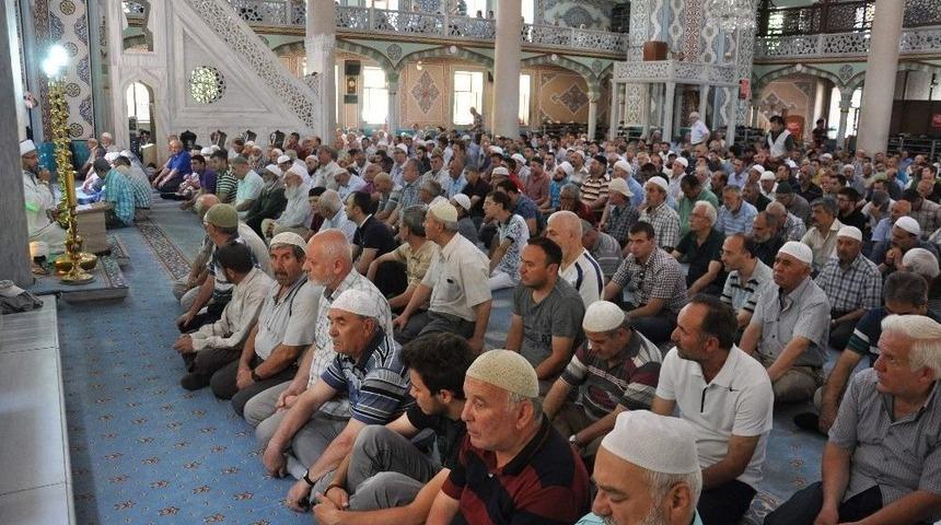 Camilerde 15 Temmuz Şehitleri İçin 100 Bin Hatim Duası Yapıldı