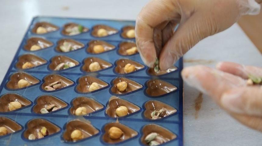 Başkan Eşinden &Ccedil;ikolata Projesine Destek