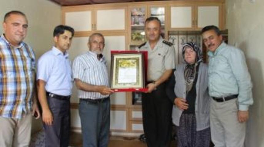 Ahmet Erol&rsquo;un Şehitlik Beratı Ailesine Verildi