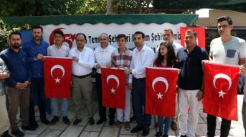 Ak Parti&rsquo;li Gen&ccedil;ler Emanet Aldıkları T&uuml;rk Bayraklarıyla Uğurlandılar