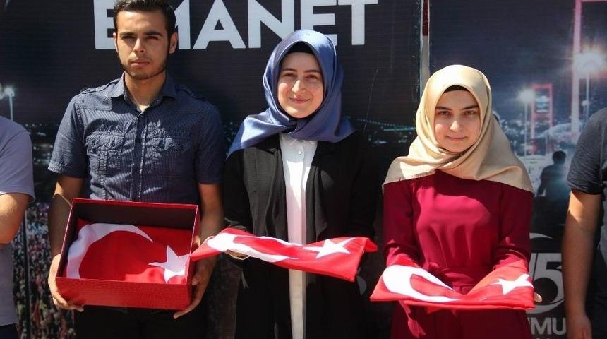 Şehit Ailelerinden Aldıkları Bayrakları Cumhurbaşkanı Erdoğan&rsquo;a G&ouml;t&uuml;recekler