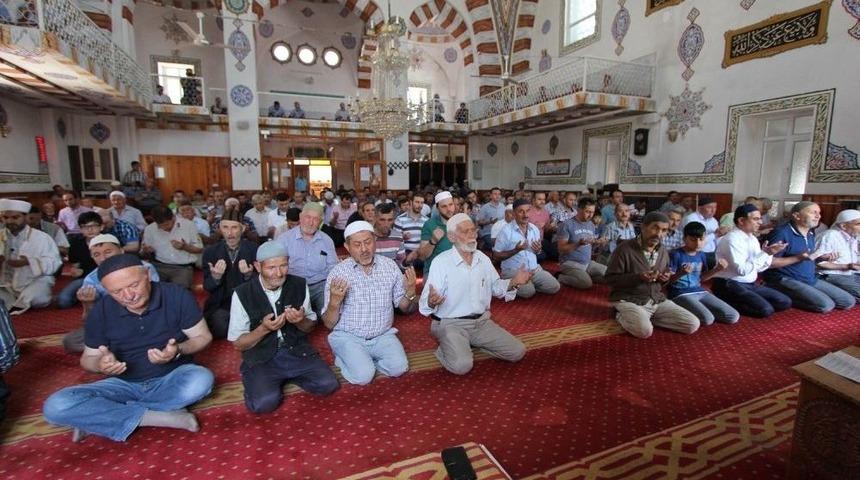 15 Temmuz Şehitleri İ&ccedil;in Cuma Namazı &Ouml;ncesi Mevlit Okundu