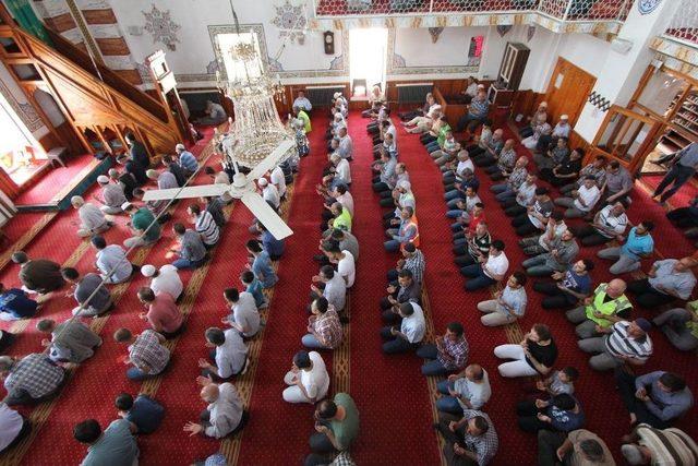 15 Temmuz Şehitleri İ&ccedil;in Cuma Namazı &Ouml;ncesi Mevlit Okundu 1