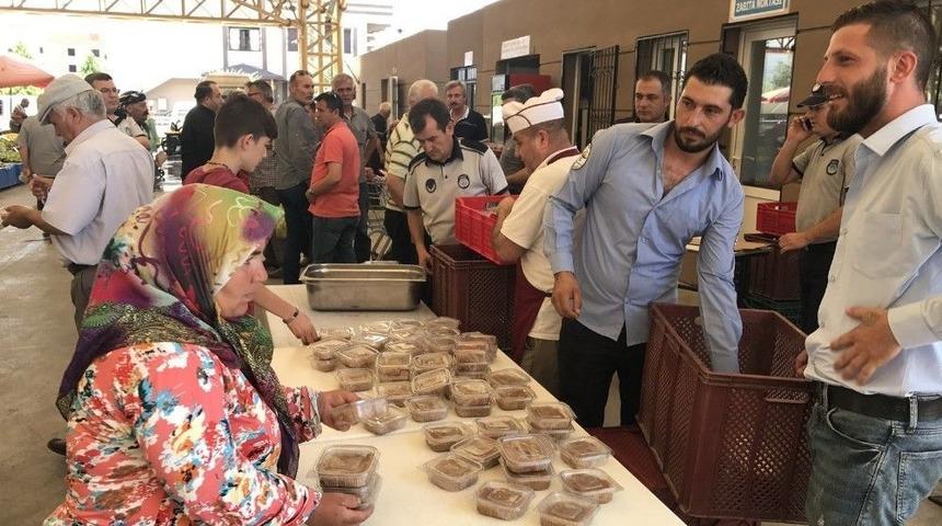 Akhisarlı Pazarcılar Şehitler İ&ccedil;in Helva Hayrı Yaptı