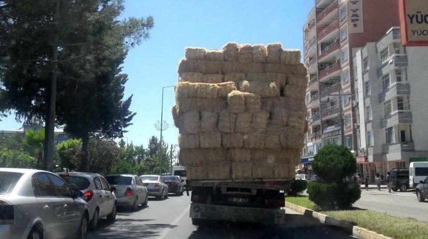 A&ccedil;ıktan Taşınan Saman Balyaları Trafiği Tehlikeye D&uuml;ş&uuml;r&uuml;yor